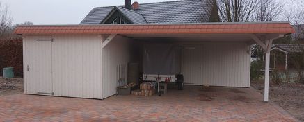 Doppelcarport mit Gerätekammer und roter Schieferblende